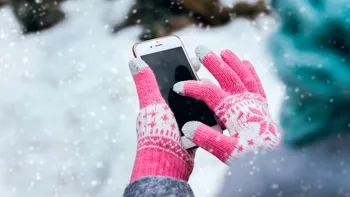 De ce ți se descarcă așa repede telefonul când afară e frig