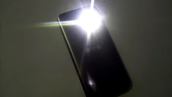 Telefonul lanternă: cum folosești un Android sau iPhone ca să faci lumină