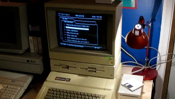 A găsit un computer Apple vechi de 30 de ani și surpriza e că funcționează