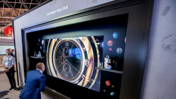 LG a adus în România televizorul care pare desprins din filme SF