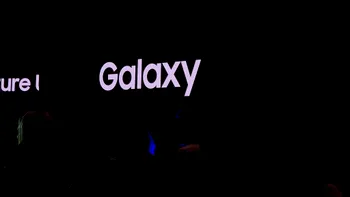 Samsung Galaxy Note 10 cu un ecran perforat și patru camere foto