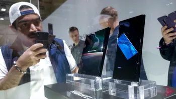 Un retailer dezvăluie când poți să cumperi telefonul pliabil Huawei Mate X