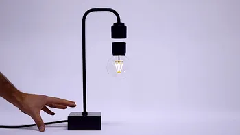 Lampa desprinsă din filmele SF care te lasă cu gura căscată