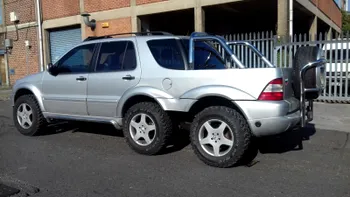 SUV-ul 6x6 de la Mercedes e un monstru al șoselelor