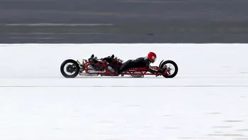 Motocicleta pe care stai pe burtă e moarte curată