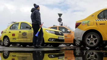 Uber și Bolt îi deranjează, din nou, pe taximetriști și transportatori: de ce e statul considerat vinovat