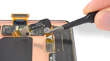 Galaxy S10 vine cu o luminiță deranjantă, dar Samsung insistă că nu e un defect