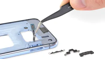 Samsung Galaxy S10, făcut bucăți: cât de greu e să-l repari