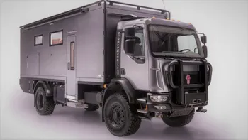 Acest camion e o casă de lux pe roți cu care poți traversa continente