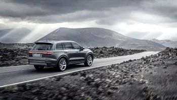 Țara care a creat primul SUV hibrid cu șase locuri