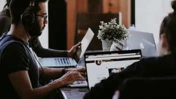 De ce vulnerabilități software profită atacatorii cibernetici și cum te pot afecta