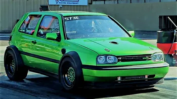 Volkswagen Golf de 1.600 CP care face de râs chiar și un Bugatti Chiron