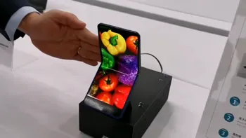 Telefonul pliabil de la Sharp, mai interesant decât Mate X sau Galaxy Fold