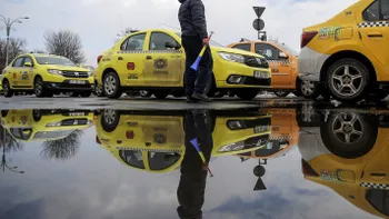 Taximetriștii se războiesc din nou cu Uber: care-s nemulțumirile