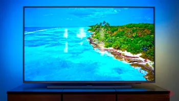 Televizorul Philips care îți transformă sufrageria într-o sală de cinema