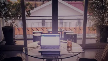 Cum să nu fii spionat în vacanță, de la camere ascunse la internet