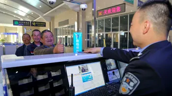 Polițiștii chinezi de frontieră instalează o aplicație de spionaj pe telefoanele turiștilor