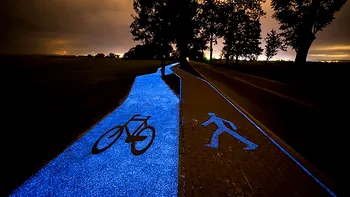 Aleea pentru biciclete care strălucește pe întuneric ne trebuie și în România
