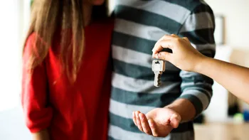 Șocul unor turiști care au descoperit ce sunt obligați să facă în apartamentul închiriat. Ce se întâmplă când te cazezi prin Airbnb