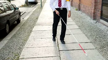Bastonul inteligent de orientare este minunea tehnologică pe care și-au dorit-o nevăzătorii
