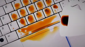 Cum salvezi un laptop pe care ai vărsat apă sau cafea