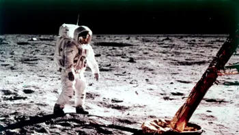 Cel mai mare mister despre Lună: e gri, dar de ce o vezi colorată pe Pământ?