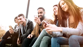 Studiul care desființează tot ce știi despre influenceri: de unde își ia informațiile generația Z