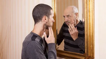 De ce arăți diferit în oglindă față de cum arăți în poze