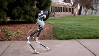 Robotul care poate imita mersul uman este o adevărată minune a științei