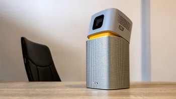 Proiectorul BenQ cu boxă integrată și conexiune cu telefonul care-ți face cinema acasă