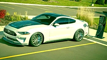 Mașina electrică pe care Ford a pus motor de 900 CP ca să învingă Tesla