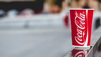 Cum a declanșat Coca-Cola un scandal pe Twitter: mesajul trimis angajaților, criticat în termeni duri