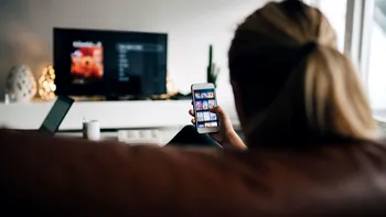 România și tehnologia: cum s-au mutat tinerii de la TV pe online