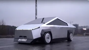 Copia fidelă a Tesla Cybertruck, creată de niște youtuberi ruși