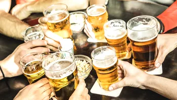 De ce tinerii din România dau mai mulți bani pe alcool decât pe cărți