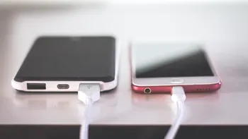 Cum vrea UE să ai încărcător universal pentru telefoane (în ciuda Apple)