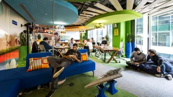Giganții tech nu mai caută studii superioare: de ce n-au niciun avantaj la Google, Apple