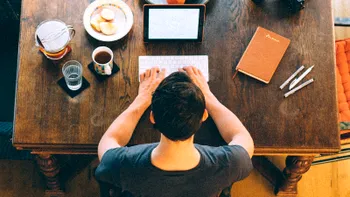 De ce ar fi mai bine să fii freelancer decât angajat în 2021: schimbări importante pe piața muncii
