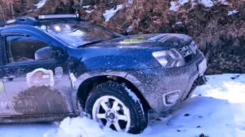 VIDEO Dacia Duster se întrece cu o mașină de 3 ori mai scumpă. Care e mai tare în off road?