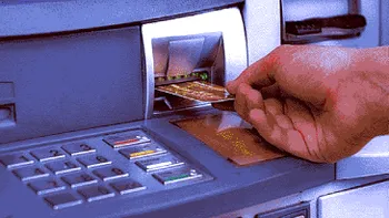 Dacă bagi codul PIN invers, bancomatul sună la Poliție? Nu, dar tu arăți că ești prea credul