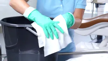 Anchetă din cauza speculei cu produse sanitare: cine poate fi tras la răspundere că a vândut spirt la suprapreț