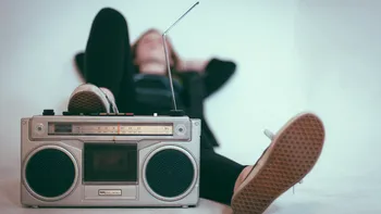 Aplicația care-ți arată ce se difuza la radio în fiecare deceniu, din 1900 în prezent