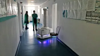 Robotul care face curat la „Matei Balș” distruge 99,99% din bacteriile periculoase