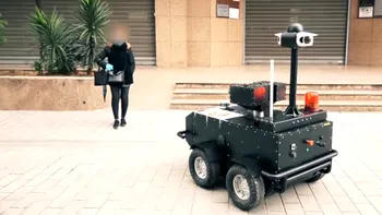 ”RoboCop” face legea pe timp de pandemie: unde este folosit pentru a ține oamenii în case