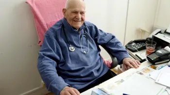 De ce mai lucrează la 98 de ani: povestea medicului care îți înmoaie inima