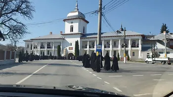 În plină pandemie, Sfânta Parascheva a adunat sute de maici și călugări: de ce au ieșit moaștele din Iași