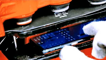 Cel mai ciudat experiment: un BMW folosește telefoane în loc de plăcuțe de frânare