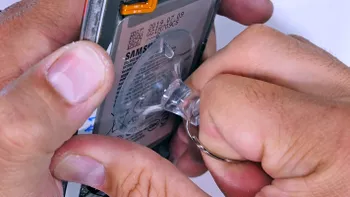 Telefonul care ține 5 zile cu o singură încărcare: cine a venit cu invenția revoluționară