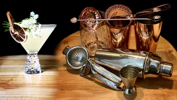 Cum începi să faci cocktailuri acasă: sticlele și uneltele care îți trebuie în mixologie