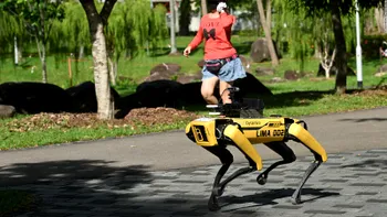 Primul robot care încurajează practicile de distanțare socială, eliberat în parcuri